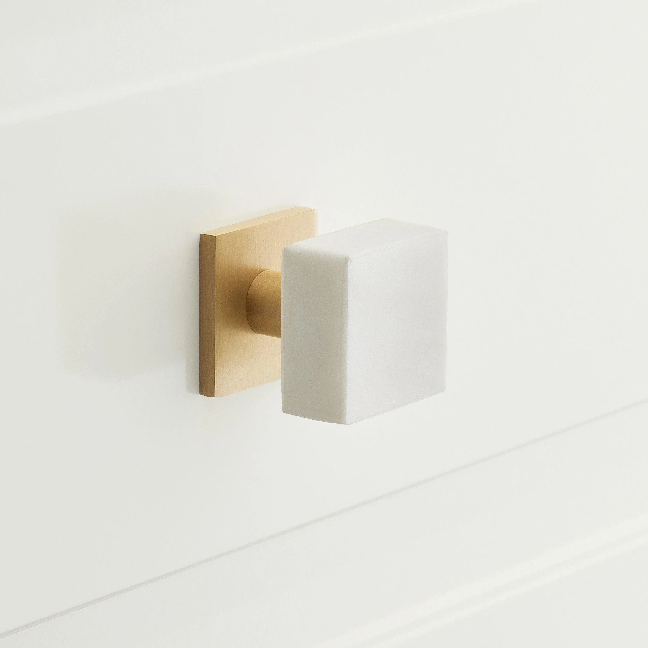 1-1/4 JAREK SQUARE CABINET KNOB - WHITE MARBLE/SATIN BRASS