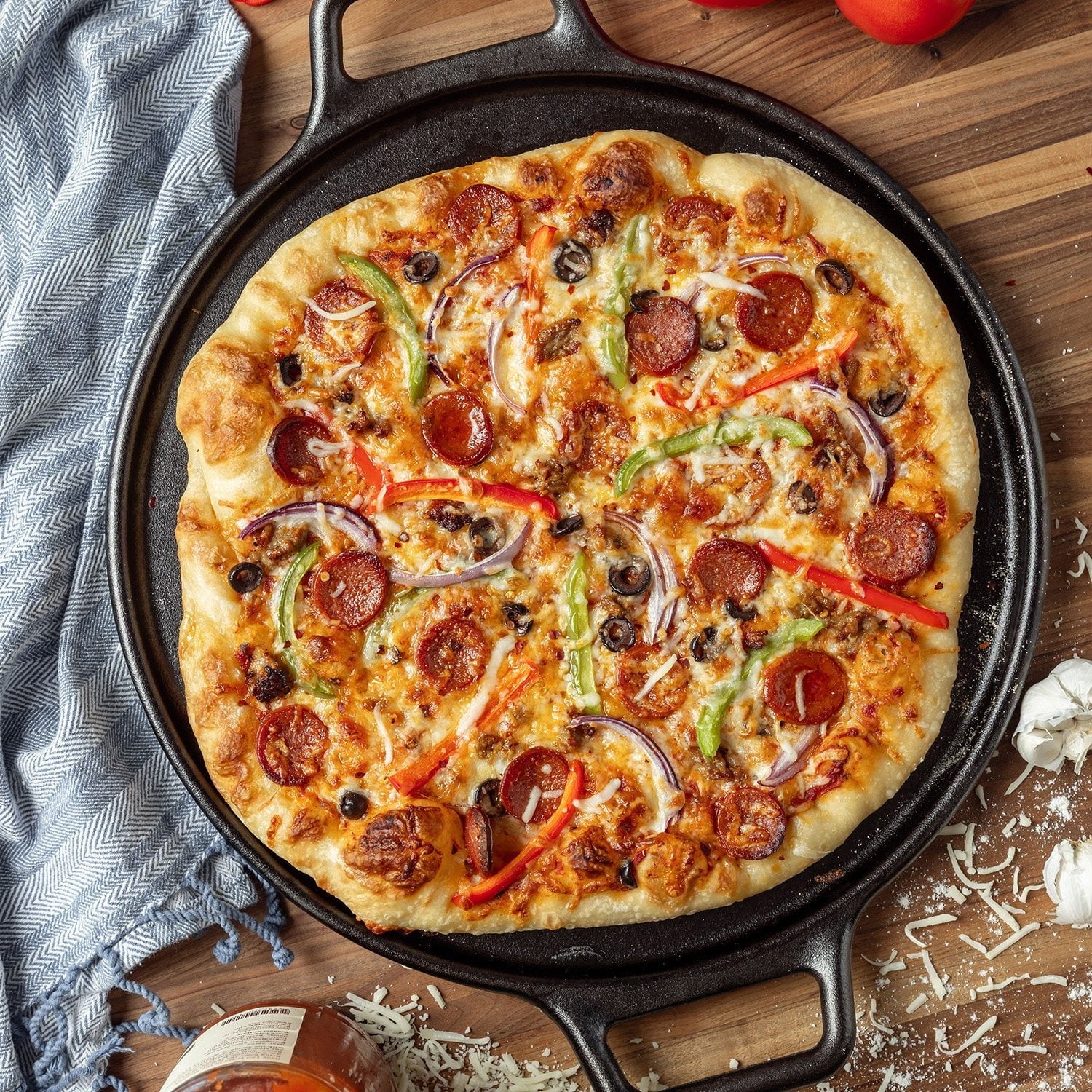 Lodge 990428176 14" Seasoned Cast Iron Multi-Use Pizza Pan/Griddle - Image 3