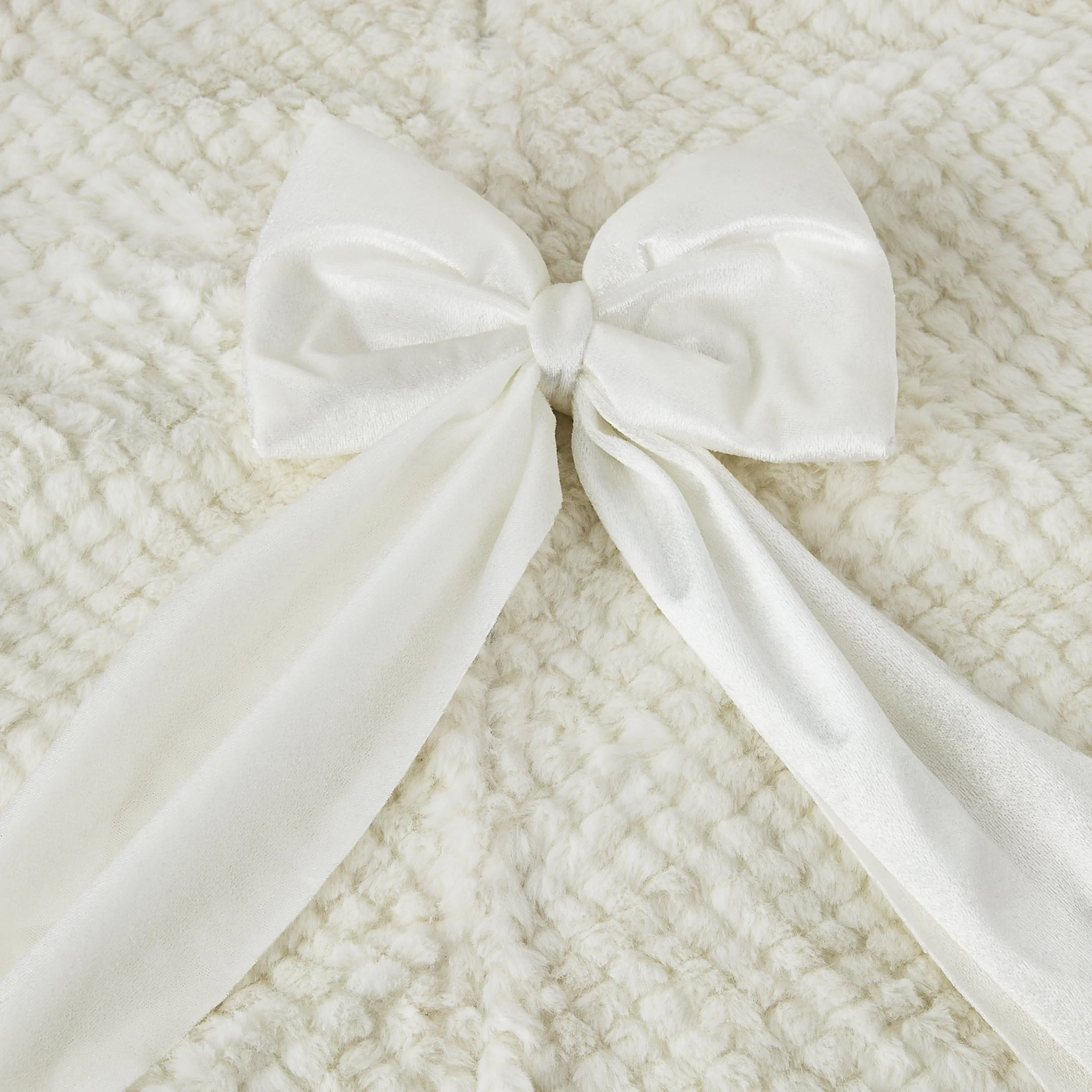 My Texas House White Fur Christmas Tree Skirt, 56 in, Soft Polyester, Solid White Glitter Design - Image 3